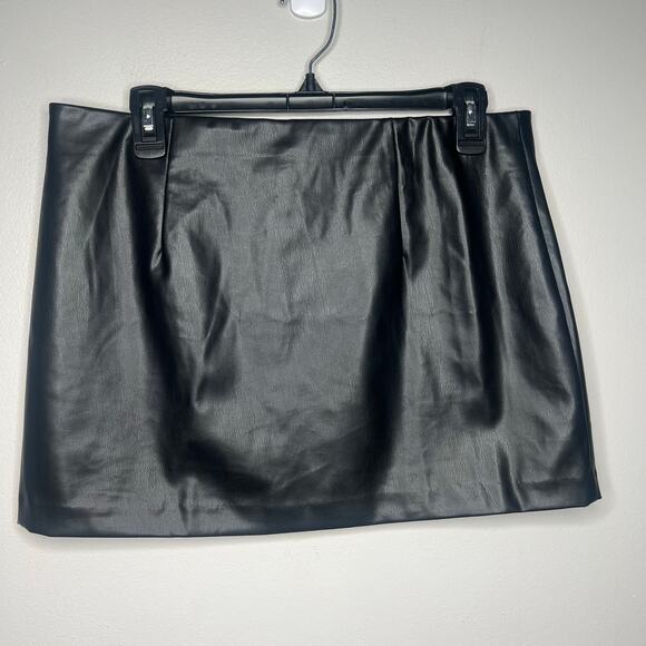 Women's Black Faux Leather Mini Skirt Size M Pull On Elastic Waist Side Slit - Picture 3 of 7